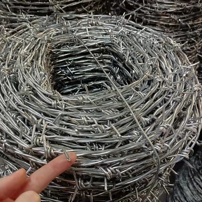2,8 mm ~ 1,8 mm Więzienne ogrodzenie z drutu kolczastego Drut kolczasty ocynkowany ogniowo przeciw utlenianiu